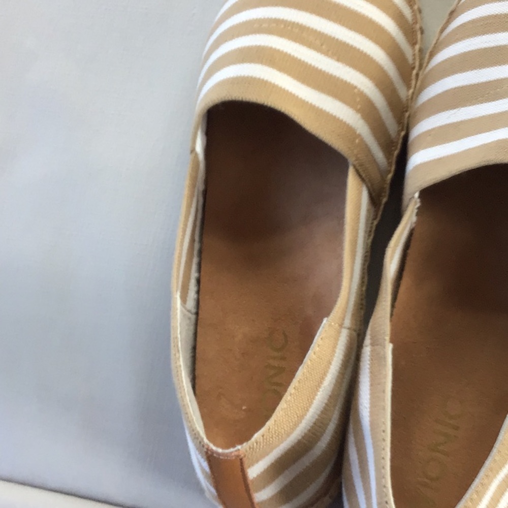 No pets non smoking house.  New without tags.